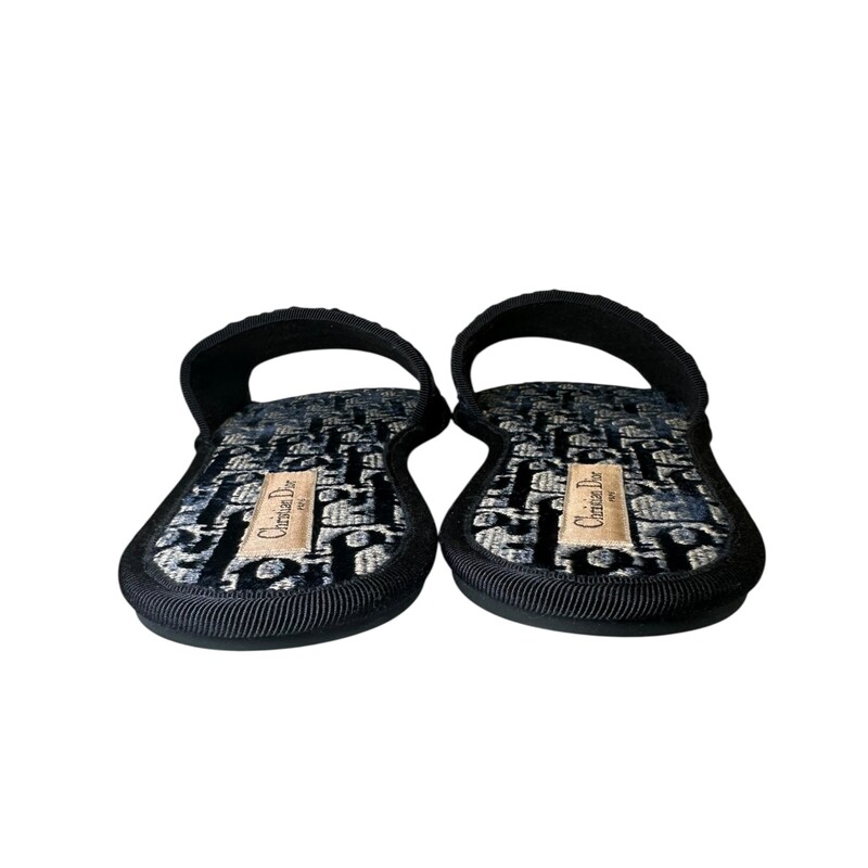 Dior Chez Moi Velvet Oblique Slides<br />
<br />
Size: 39<br />
<br />
Style Code:MT 0820<br />
<br />
In excellent condition. Like new.<br />
<br />
Comes with the original dust bag. No box.