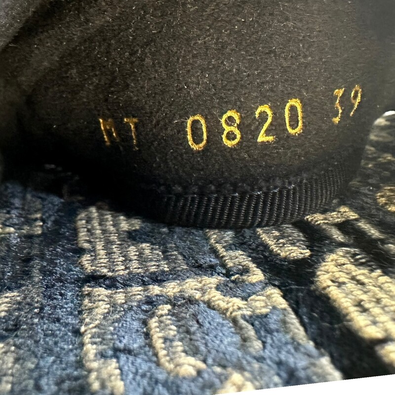 Dior Chez Moi Velvet Oblique Slides<br />
<br />
Size: 39<br />
<br />
Style Code:MT 0820<br />
<br />
In excellent condition. Like new.<br />
<br />
Comes with the original dust bag. No box.