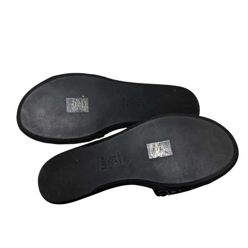 Dior Chez Moi Velvet Oblique Slides<br />
<br />
Size: 39<br />
<br />
Style Code:MT 0820<br />
<br />
In excellent condition. Like new.<br />
<br />
Comes with the original dust bag. No box.