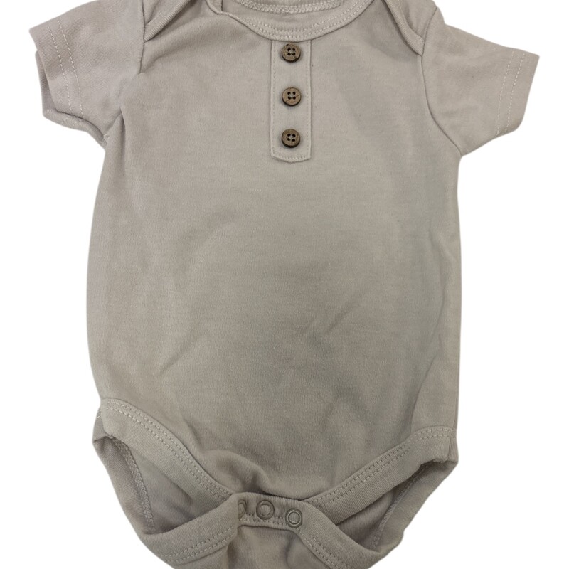Onesie: Grey, Boy, Size: 3/6m

Located at Pipsqueak Resale Boutique inside the Vancouver Mall, Suite 230, (upstairs between Round 1 and Golds Gym) or online at: #pipsqueakresale

All items are photographed prior to being steamed. Cross posted, items are located at #PipsqueakResaleBoutique, payments accepted: cash, paypal & credit cards. Any flaws will be described in the comments. More pictures available with link above. Local pick up available at the #VancouverMall, tax will be added (not included in price), shipping available (not included in price, *starts at $9.99; please contact regarding shipment of toys or other larger items), item can be placed on hold with communication, message with any questions. Join Pipsqueak Resale - Online to see all the new items! Follow us on IG @pipsqueakresale / Facebook @pipsqueakresaleboutique & Thanks for looking! Due to the nature of consignment, any known flaws will be described; ALL SHIPPED SALES ARE FINAL. All items are currently located inside Pipsqueak Resale Boutique as a store front items purchased on location before items are prepared for shipment will be refunded.

#resalerocks #shopsmall #pipsqueakresale #shopvanmall #vancouverwa #portland #reusereducerecycle #fashiononabudget #chooseused #consignment #savemoney #shoplocal #weship  #shopvanmall #vancouvermall #vancouver #vancouverwashington #keepusopen #shoplocalonline #resale #resaleboutique #mommyandme #minime #fashion #reseller #usedclothing #usedtoys #secondhand #consign #store #clothes #womensclothes #kidsclothes #shopvancouvermall