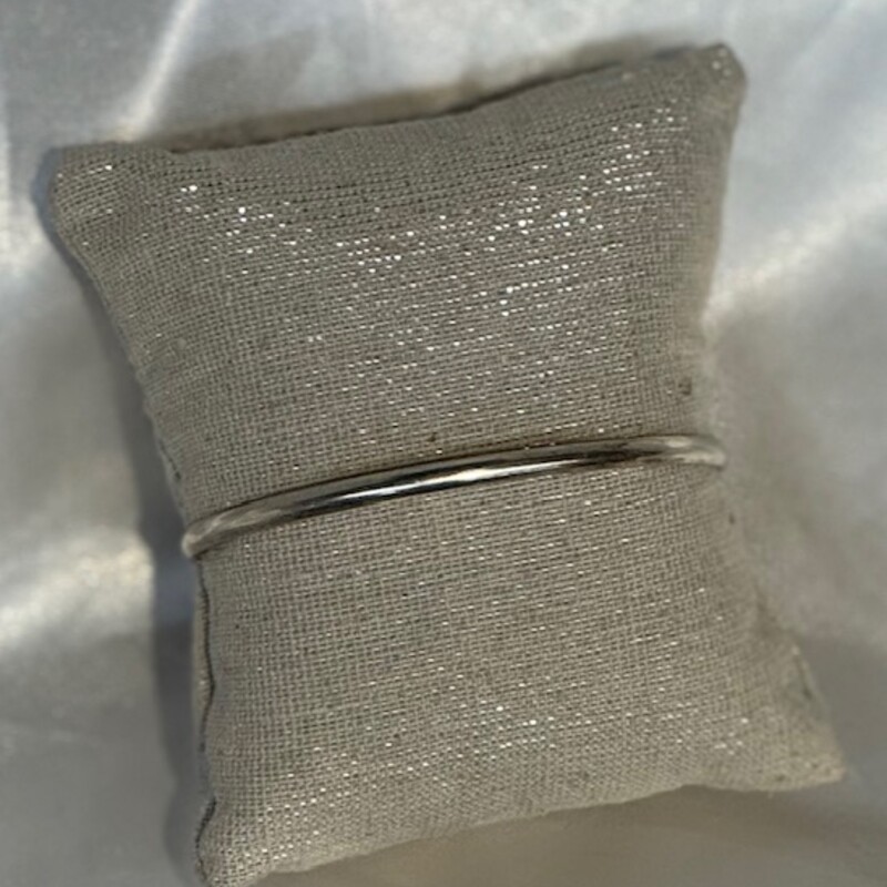 925 Mex Thin Bangle
Silver Size: 2.5diameter