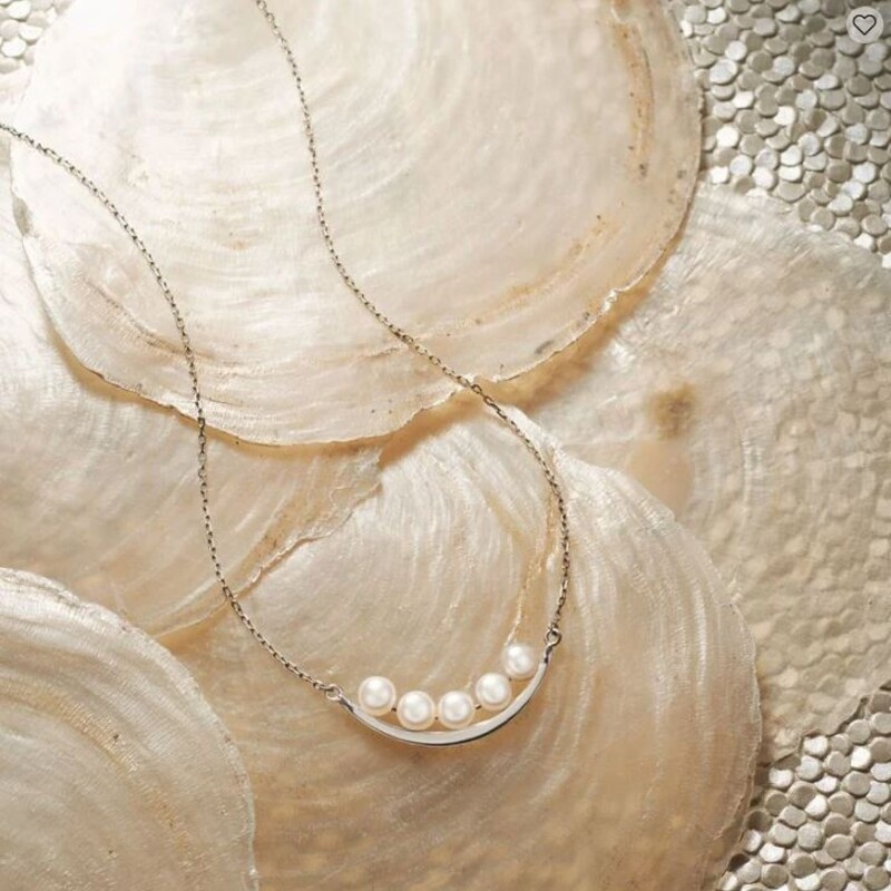 925 Ross & Simons Curved Pearl Bar Necklace
White Silver Size: 18L
Box included