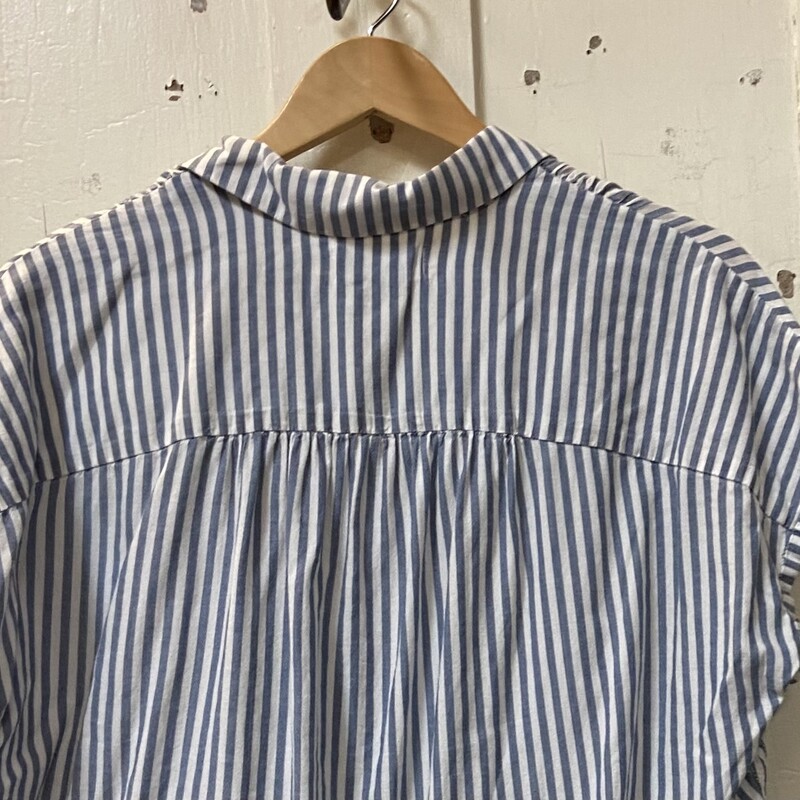 Blu/W Strip Bttn Shirt<br />
Blu/W<br />
Size: S R $78