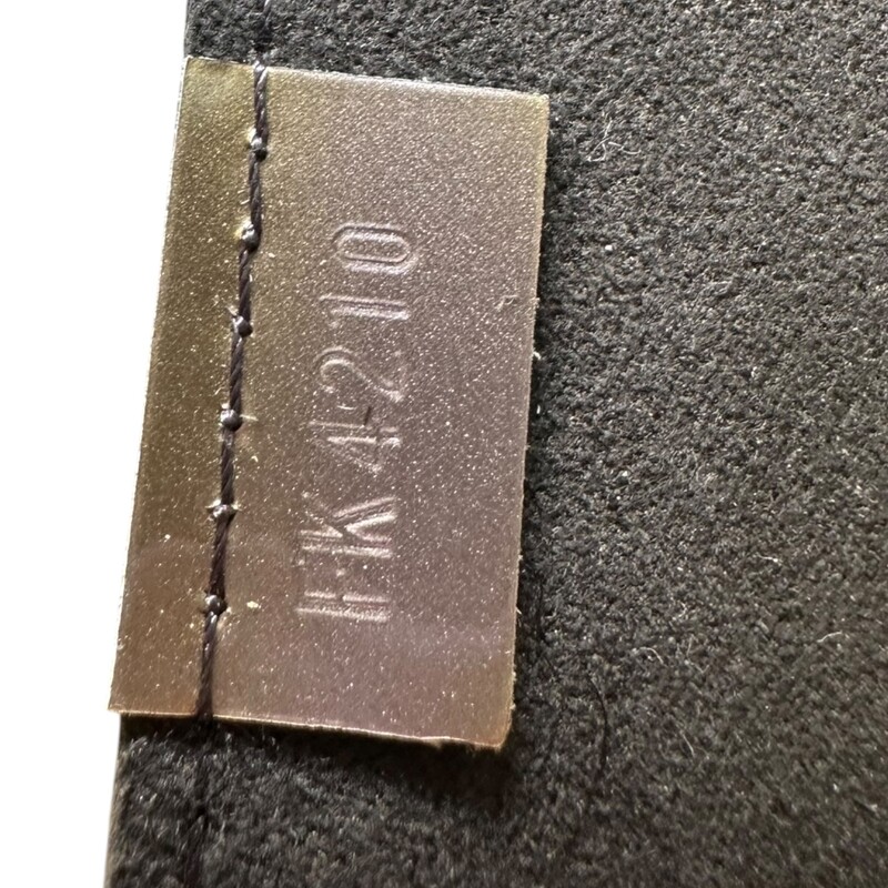 Louis Vuitton Vernis Monogram Petit Sac Plat Taupe Metalise<br />
<br />
Code: FK4210<br />
<br />
Dimensions:<br />
Base length: 5.50 in<br />
Height: 6.75 in<br />
Width: 2.00 in<br />
Drop: 2.25 in<br />
Drop: 22.25 in<br />
<br />
In good condition. Discoloration to the sides of the vernis leather.<br />
<br />
Does not come with the original dust bag or box.