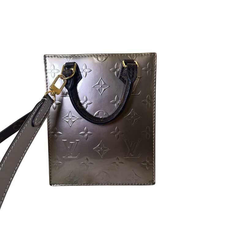 Louis Vuitton Vernis Monogram Petit Sac Plat Taupe Metalise

Code: FK4210

Dimensions:
Base length: 5.50 in
Height: 6.75 in
Width: 2.00 in
Drop: 2.25 in
Drop: 22.25 in

In good condition. Discoloration to the sides of the vernis leather.

Does not come with the original dust bag or box.