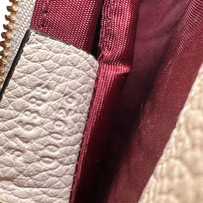 Gucci Zumi Grainy Leather Crossbody<br />
<br />
Style Code: 576388 000926<br />
<br />
Dimensions: 10 L X 7 H inches<br />
<br />
In very good condition. Some scratching of the hardware and some interior marks.<br />
<br />
Does not come with original dust bag or box.