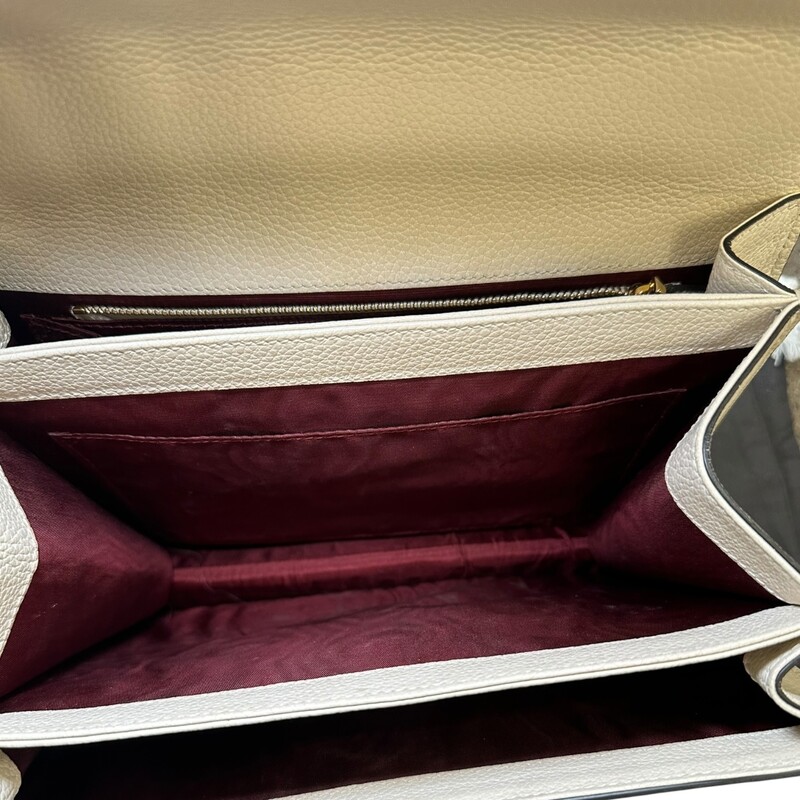 Gucci Zumi Grainy Leather Crossbody<br />
<br />
Style Code: 576388 000926<br />
<br />
Dimensions: 10 L X 7 H inches<br />
<br />
In very good condition. Some scratching of the hardware and some interior marks.<br />
<br />
Does not come with original dust bag or box.
