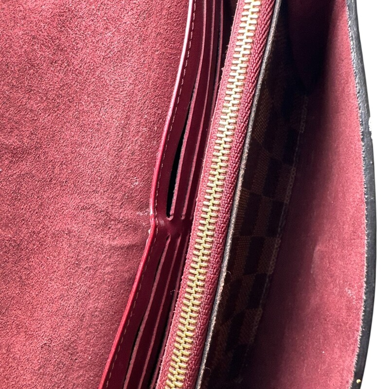 Louis Vuitton Vavin Wallet On A Chain

Date Code: CA422O

Dimensions: 8L X 5 H inches

In good condition. Some tranishing and scratches on the hardware.

Does not come with the orignial dust bag or box.