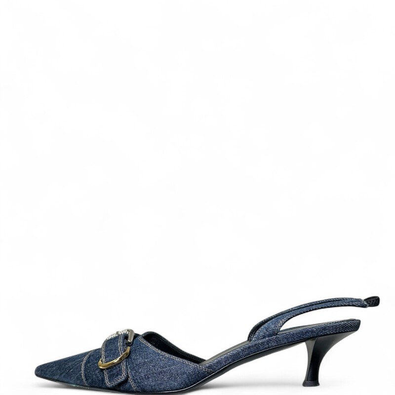 Givenchy Voyou Buckle Denim Sling Back

Size 42

Code: DY4204

In very good condition. Light wear to the heels.

Does not come with the original dust bag or box.