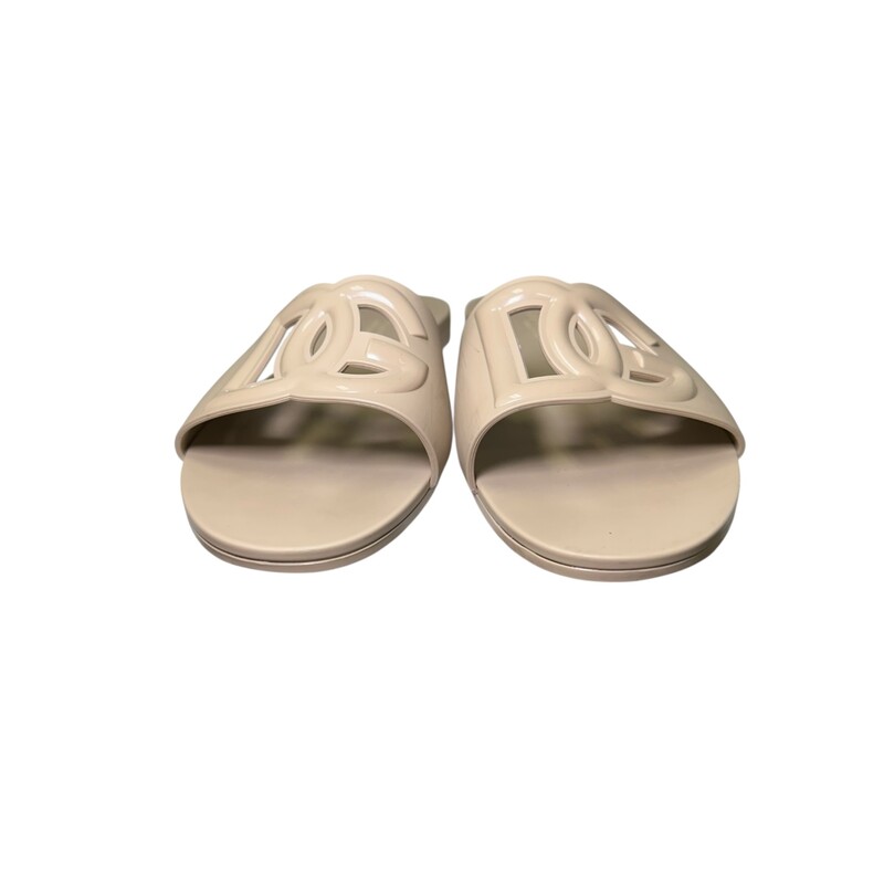 D&G Rubber Tan Sandals<br />
<br />
Size: 37<br />
<br />
In very good condition. Light scuffs.<br />
<br />
Does not come with the original dust bag or box.