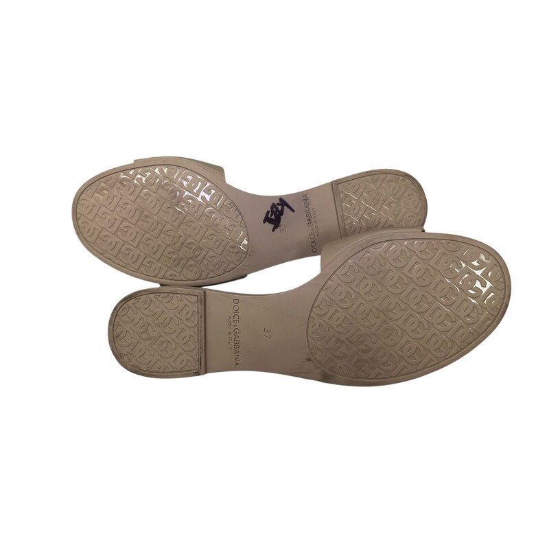 D&G Rubber Tan Sandals

Size: 37

In very good condition. Light scuffs.

Does not come with the original dust bag or box.