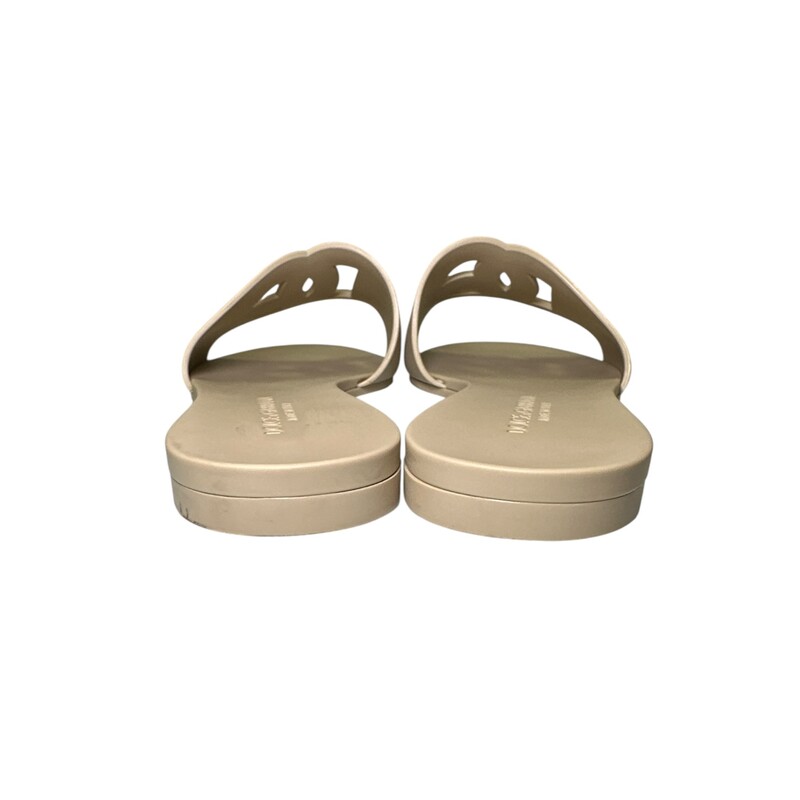 D&G Rubber Tan Sandals<br />
<br />
Size: 37<br />
<br />
In very good condition. Light scuffs.<br />
<br />
Does not come with the original dust bag or box.
