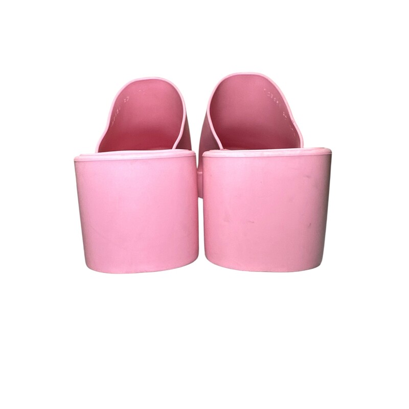 Gucci Slip On Mules Heels<br />
<br />
Size: 37<br />
<br />
In very good condition. Light scuffs to the rubber.<br />
<br />
Does not come with the original dus tbag or box.