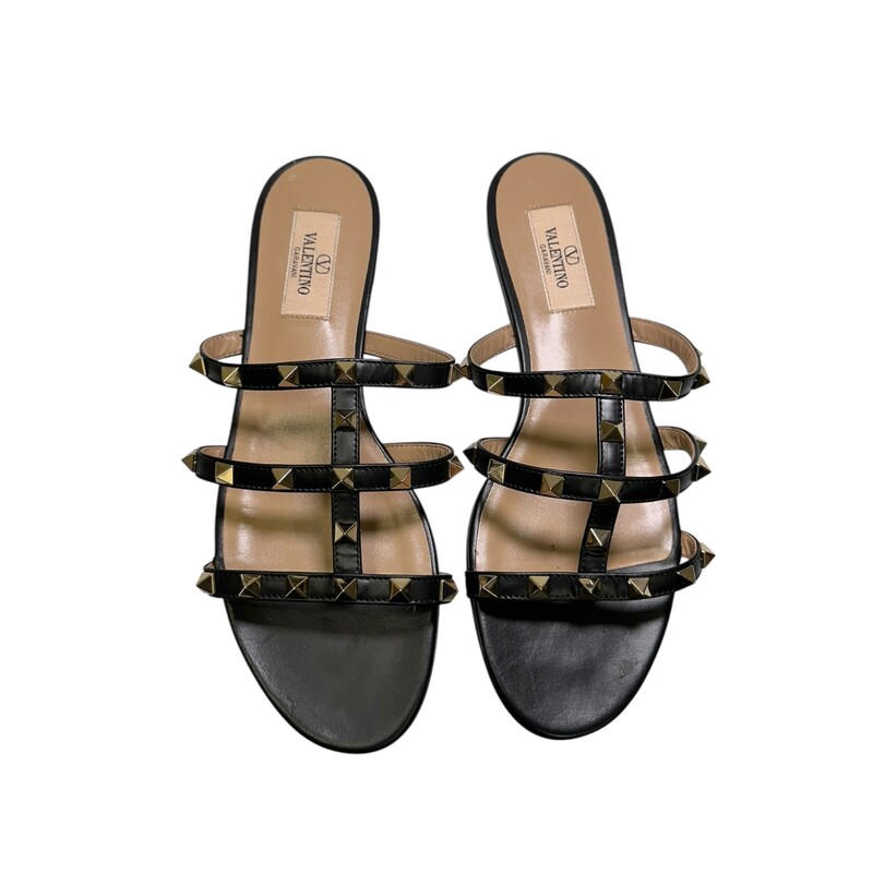 Valentino Rockstud Leather Slides<br />
<br />
Size: 37<br />
<br />
In very good condition. Minor mark on bottom soles.<br />
<br />
Does not come with original dust bag or box.
