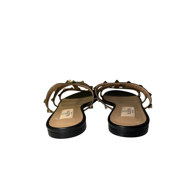 Valentino Rockstud Leather Slides<br />
<br />
Size: 37<br />
<br />
In very good condition. Minor mark on bottom soles.<br />
<br />
Does not come with original dust bag or box.