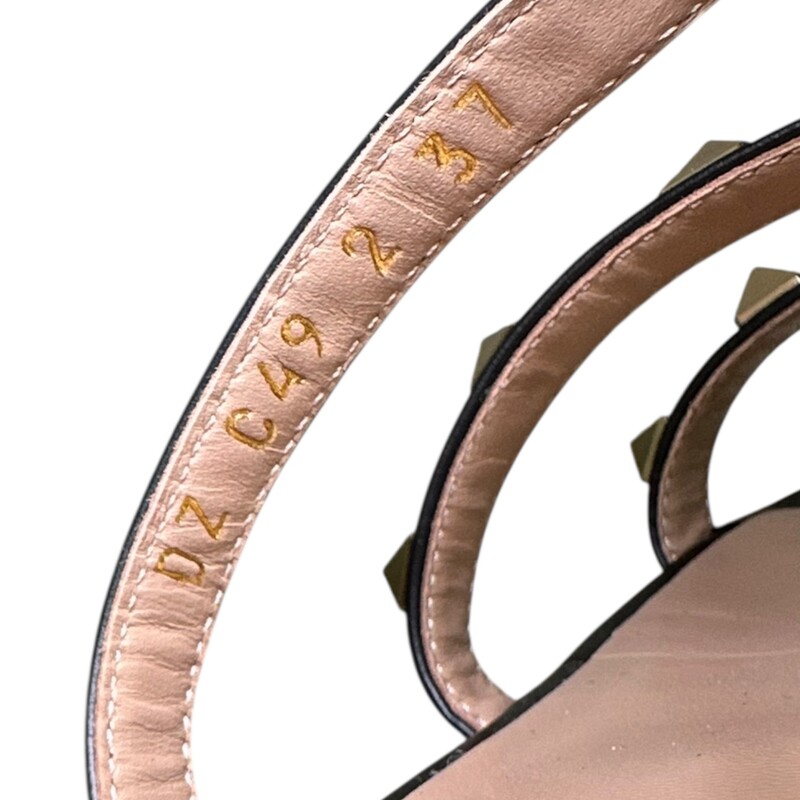 Valentino Rockstud Leather Slides

Size: 37

In very good condition. Minor mark on bottom soles.

Does not come with original dust bag or box.