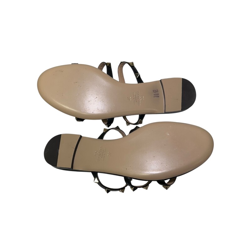 Valentino Rockstud Leather Slides<br />
<br />
Size: 37<br />
<br />
In very good condition. Minor mark on bottom soles.<br />
<br />
Does not come with original dust bag or box.