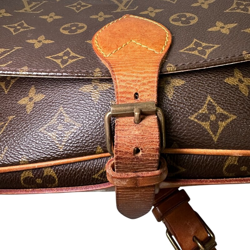 Lousi Vuitton Vintage Cartouchiere Monogram Crossbody

Dimensions: 10 L x 8 H inches

In very good condition. Some marks on the leather.

Does not come with original dust bag or box.