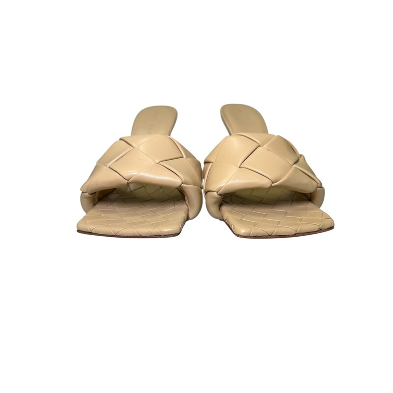 Bottega Veneta Lida Brown Woven Heels<br />
<br />
Size 38<br />
<br />
In very good condition.Minor scratch on leather.<br />
<br />
Does not come with original dust bag or box.