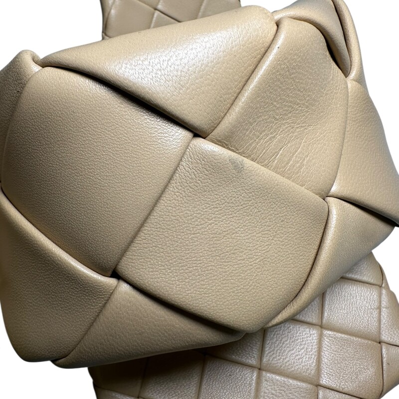 Bottega Veneta Lida Brown Woven Heels<br />
<br />
Size 38<br />
<br />
In very good condition.Minor scratch on leather.<br />
<br />
Does not come with original dust bag or box.