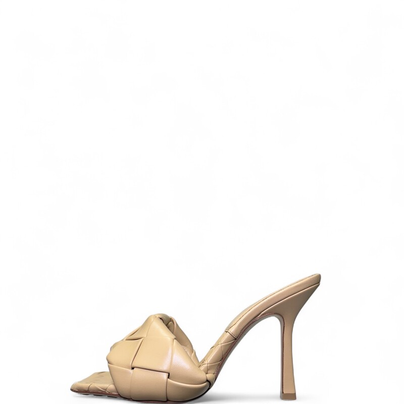 Bottega Veneta Lida Brown Woven Heels

Size 38

In very good condition.Minor scratch on leather.

Does not come with original dust bag or box.