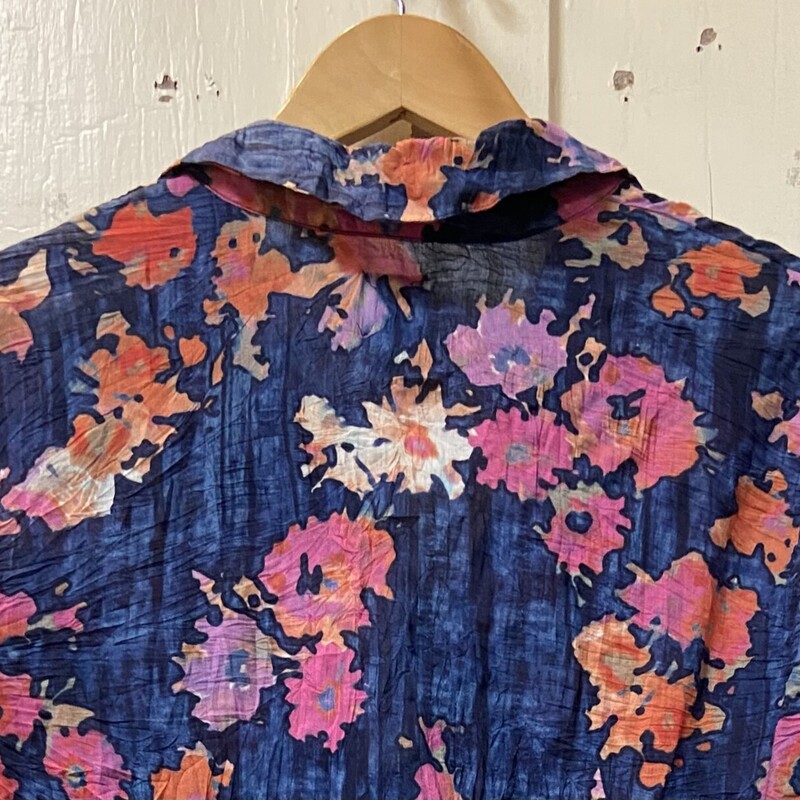 NWT Blu/Pk/P Flrl Shirt<br />
Blu/Pk/P<br />
Size: M R $99