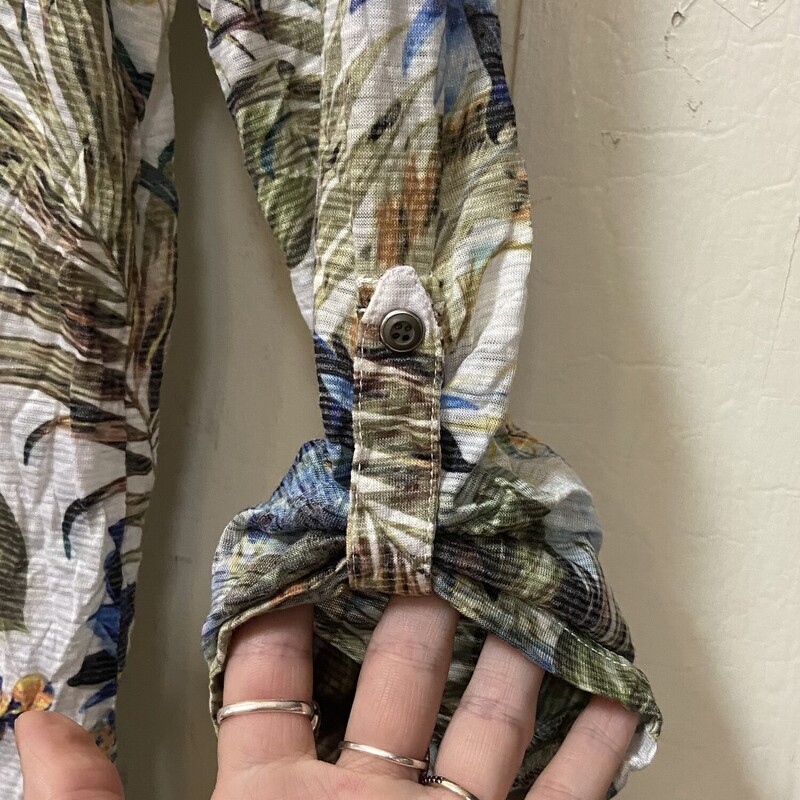 NWT Wt/blu/G Trop Shirt<br />
W/Blu/G<br />
Size: M R $125