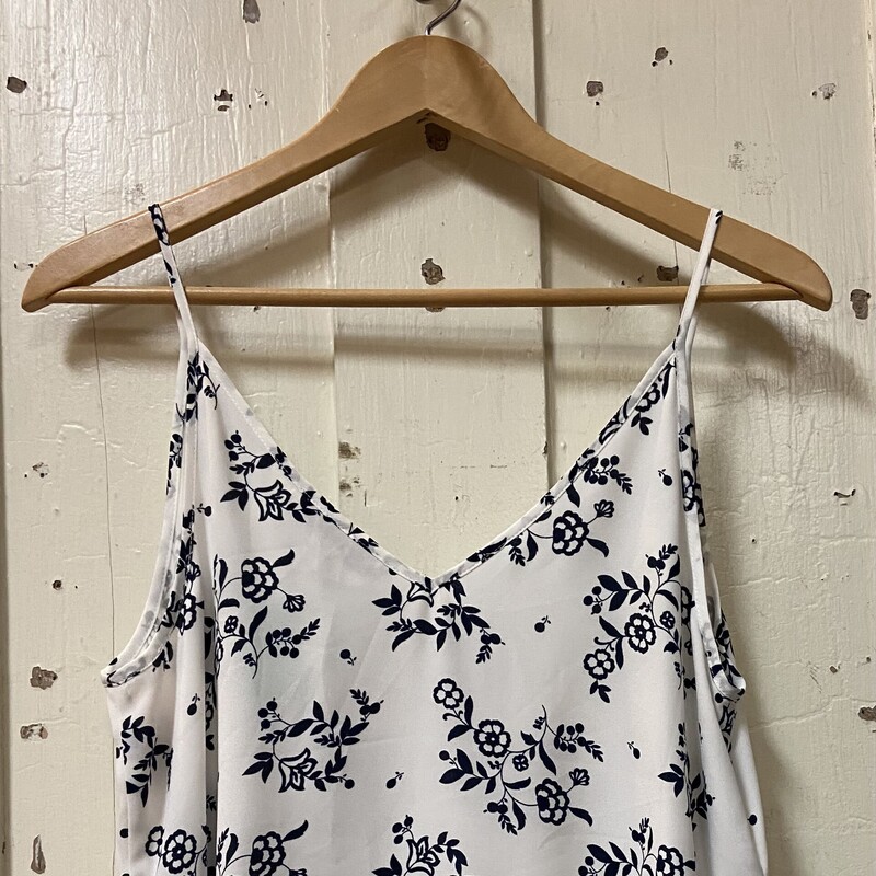 NWT Wt/Nvy Flrl Cami<br />
Wht/Nvy<br />
Size: M R $49