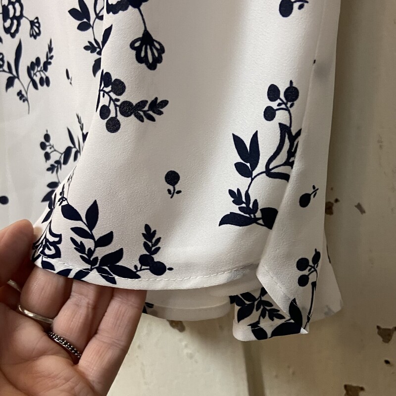 NWT Wt/Nvy Flrl Cami<br />
Wht/Nvy<br />
Size: M R $49