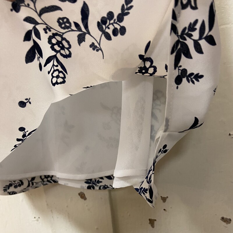 NWT Wt/Nvy Flrl Cami<br />
Wht/Nvy<br />
Size: M R $49