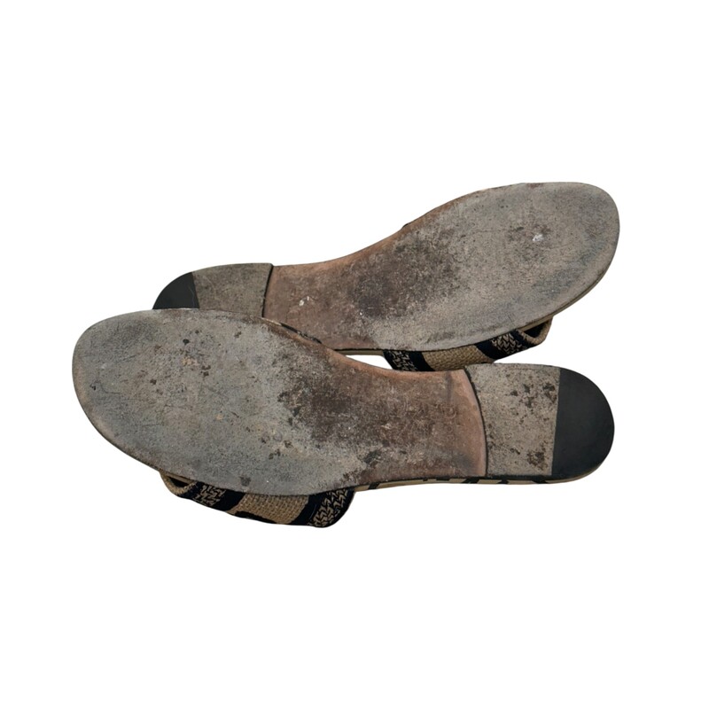 Dior Dway Slide Tan<br />
<br />
Size: 37<br />
<br />
Code: MD0422<br />
<br />
In good condition. Major wear to the leather on the front of the toes. Wear to the soles interior and exterior.<br />
<br />
Comes with the original dust bag and box.