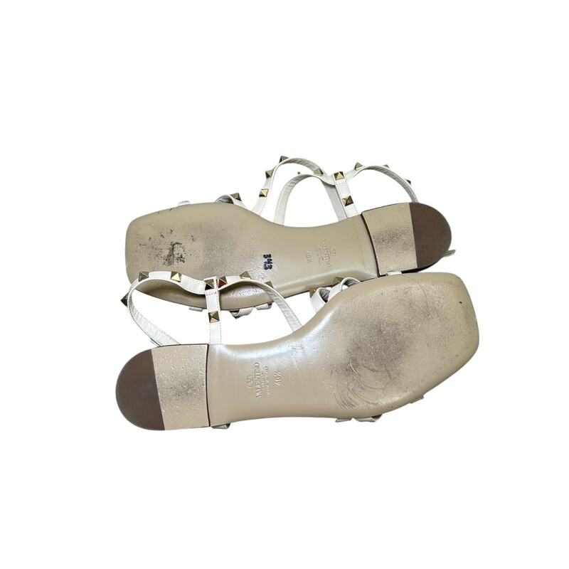 Valentino Rockstud Calfskin Leather Sandals with straps<br />
<br />
Size : 40.5<br />
<br />
Serial Code : D5 HR8 2<br />
<br />
In very good condition. Small cut in the leather.<br />
<br />
Does not come with original dust bag or box.