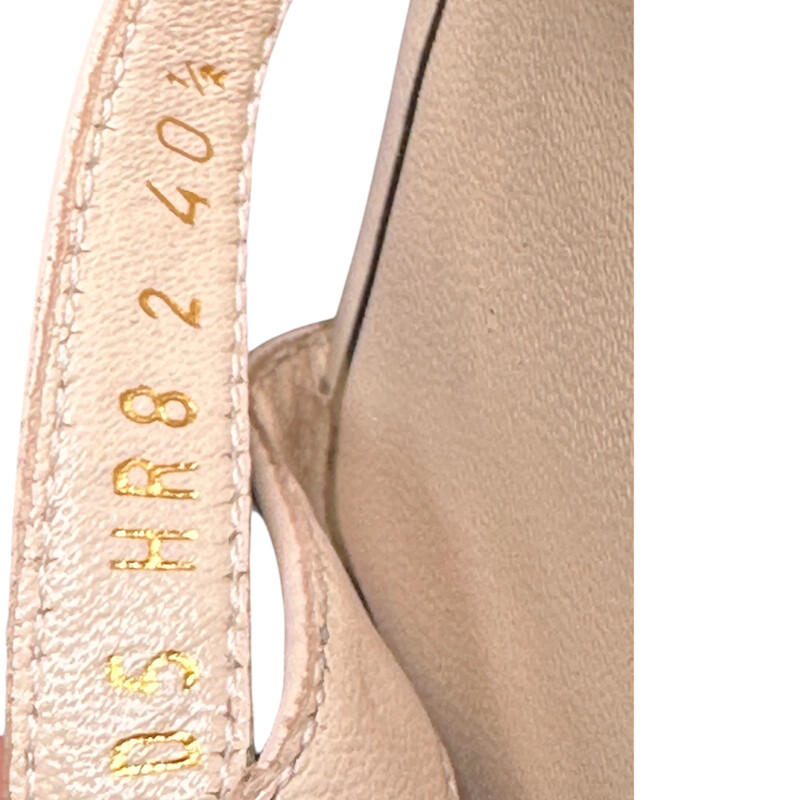 Valentino Rockstud Calfskin Leather Sandals with straps<br />
<br />
Size : 40.5<br />
<br />
Serial Code : D5 HR8 2<br />
<br />
In very good condition. Small cut in the leather.<br />
<br />
Does not come with original dust bag or box.