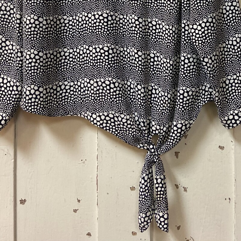 Blk/Off W Tie Blouse<br />
Blk/OW<br />
Size: 1XP R$79