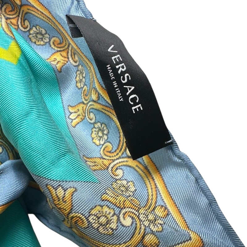 versace Mulit Crest Silk Scarf

Dimensions: 30 x 30 inches

In very good condition.

Does not come with original box and dust bag.