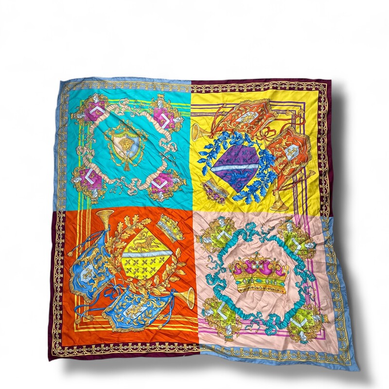 versace Mulit Crest Silk Scarf

Dimensions: 30 x 30 inches

In very good condition.

Does not come with original box and dust bag.