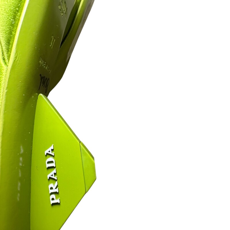 Prada Satin Mules 35mm Green

Size: 37

In very good condition. Light scuffs satin and bottom soles.

Does not come with the original dus tbag or box.