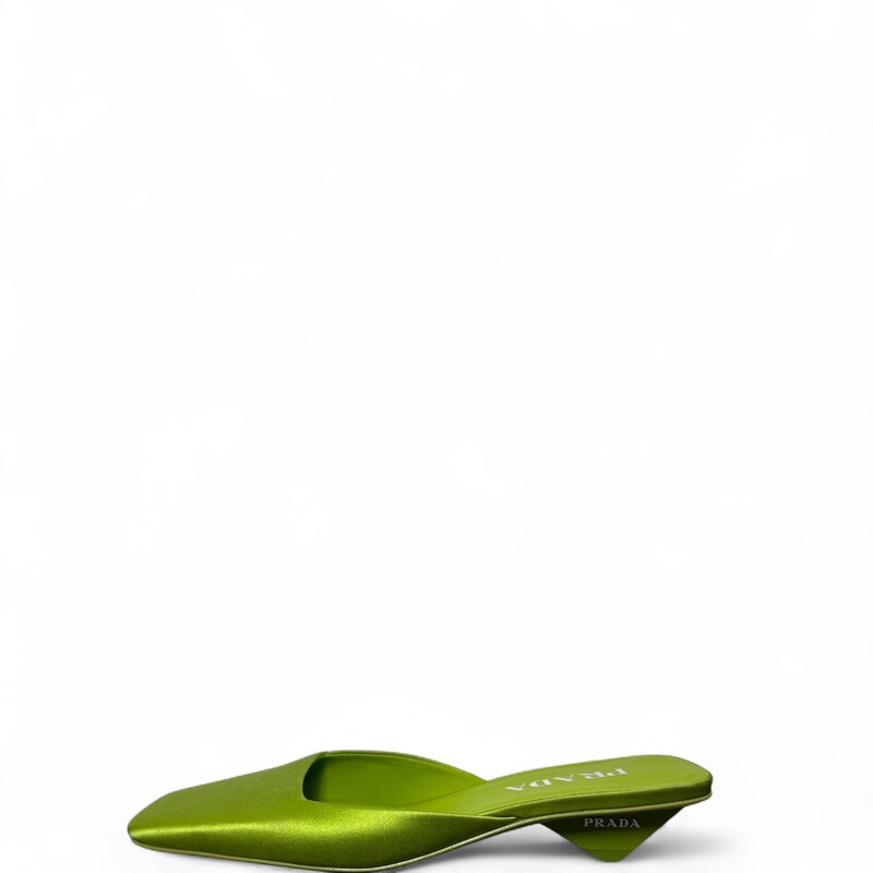 Prada Satin Mules 35mm Green

Size: 37

In very good condition. Light scuffs satin and bottom soles.

Does not come with the original dus tbag or box.