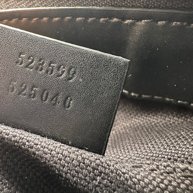 Gucci Supreme Messenger Coated Canvas Crossbody<br />
<br />
Style Code: 523599 525040<br />
<br />
Dimensions: 9L x 5 H inches<br />
<br />
In very good condition. Some minor marks on the hardware.<br />
<br />
Does not come with the original dust bag and box.
