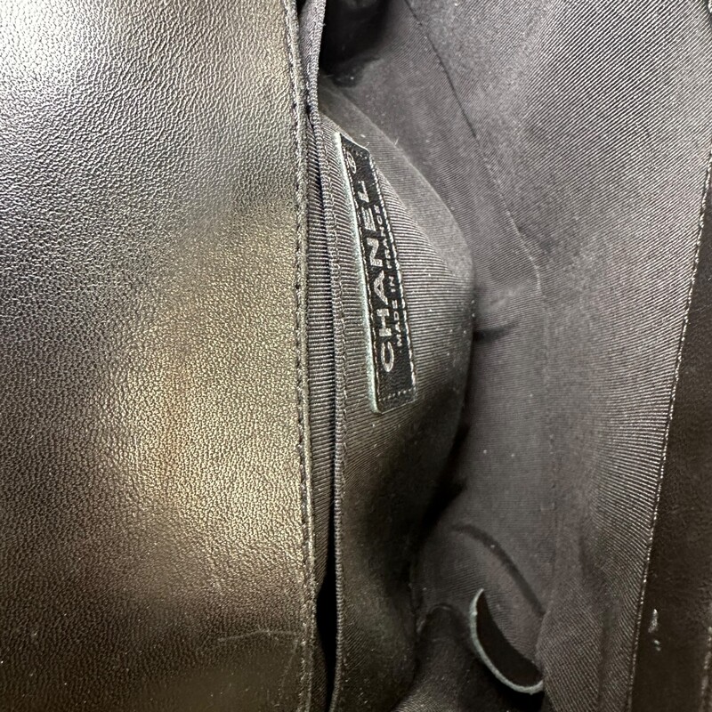 Chanel Velvet Boy Bag Black Medium

Code: 21****07

Dimensions:10 L x 5 H inches

In very good condition. A few scuffs and scratches throughout the bag.

Does not come with the original dust bag or box.