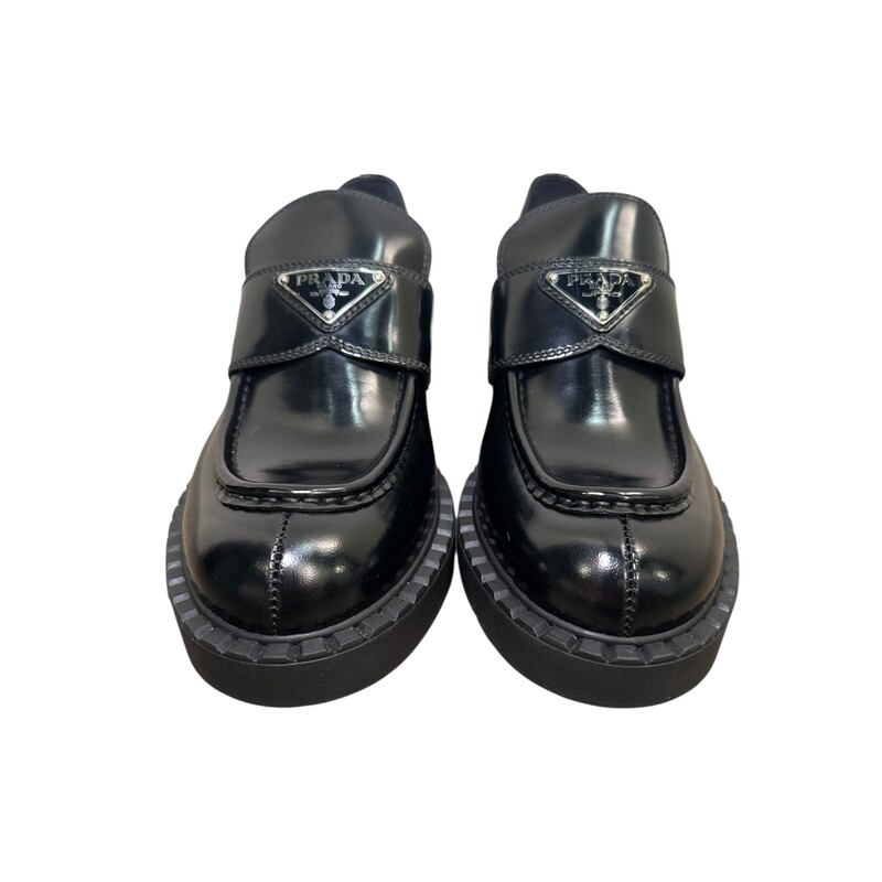 Prada Spazzolato Metal Triangle Black Loafer

Size 38

In excellent condition.

Comes with original box.