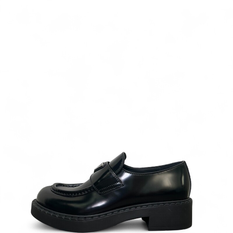 Prada Spazzolato Metal Triangle Black Loafer

Size 38

In excellent condition.

Comes with original box.