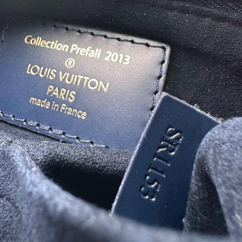 Louis Vuitton Damier Ebene Sequins Paillettes

Speedy 30

Date Code: SR1153

Dimensions:

Height: 10.5 inches
Width: 12 inches
Depth: 6.5 inches

In very good condition. Minor marks on the hardware.

Comes with the original dust bag. No box.