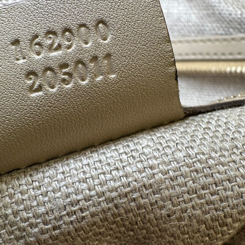 Gucci Pyhton Pelham Medium Tote<br />
<br />
Style Code: 162900 205011<br />
<br />
Dimensions: 13L x 10 H inches<br />
<br />
In very good conditio. Minor scratching of the hardware.<br />
<br />
Comes with the original dust bag. No box