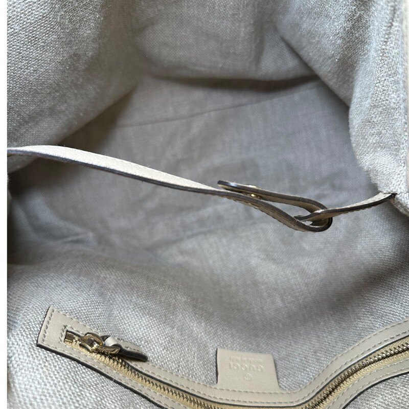 Gucci Pyhton Pelham Medium Tote<br />
<br />
Style Code: 162900 205011<br />
<br />
Dimensions: 13L x 10 H inches<br />
<br />
In very good conditio. Minor scratching of the hardware.<br />
<br />
Comes with the original dust bag. No box