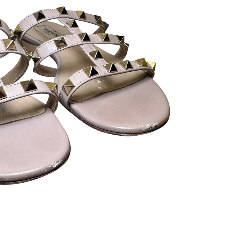 Valentino Rockstud Sandals Rose<br />
<br />
Size 35<br />
<br />
Code: DZ C492<br />
<br />
In good condition. Wear to the leather throughout the shoes.<br />
<br />
Comes with the original dust bag and box.