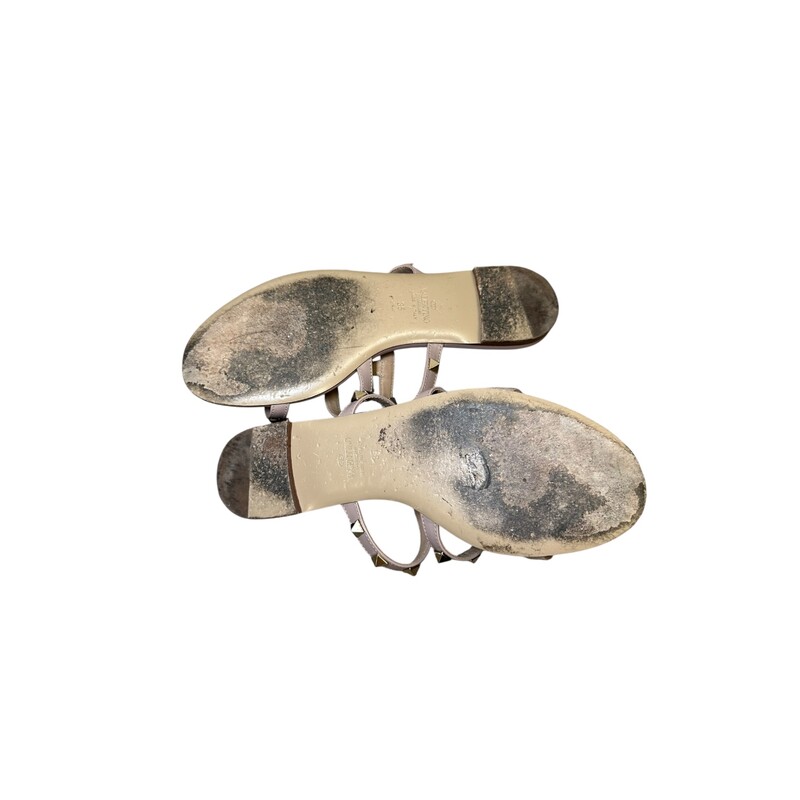 Valentino Rockstud Sandals Rose<br />
<br />
Size 35<br />
<br />
Code: DZ C492<br />
<br />
In good condition. Wear to the leather throughout the shoes.<br />
<br />
Comes with the original dust bag and box.