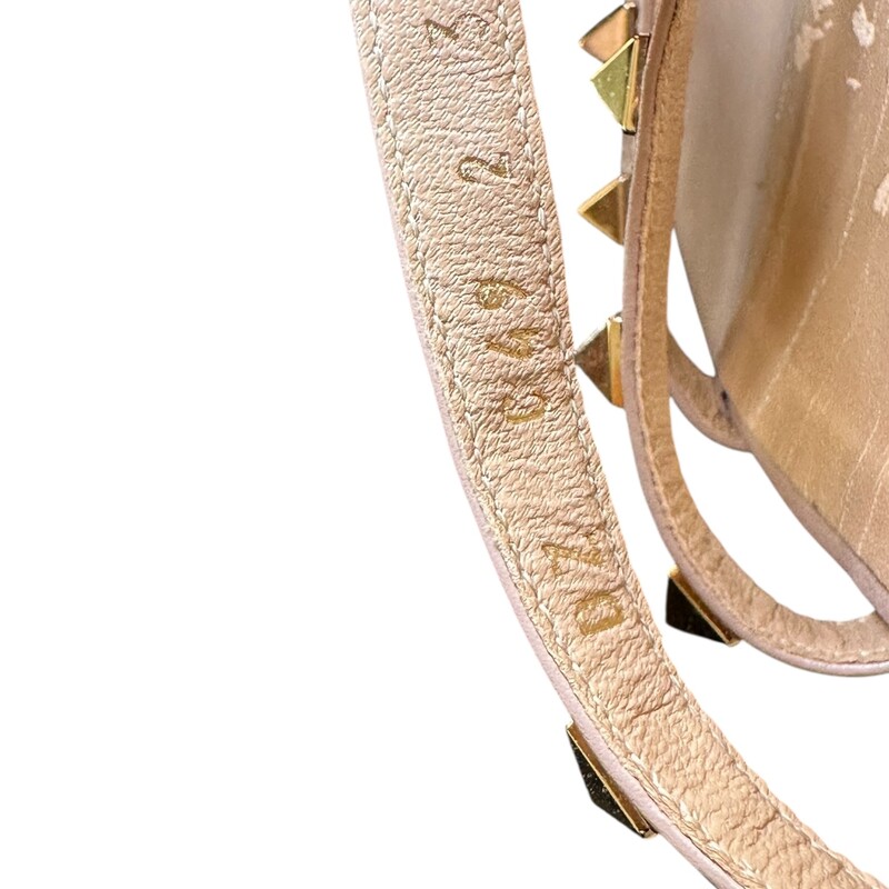 Valentino Rockstud Sandals Rose<br />
<br />
Size 35<br />
<br />
Code: DZ C492<br />
<br />
In good condition. Wear to the leather throughout the shoes.<br />
<br />
Comes with the original dust bag and box.