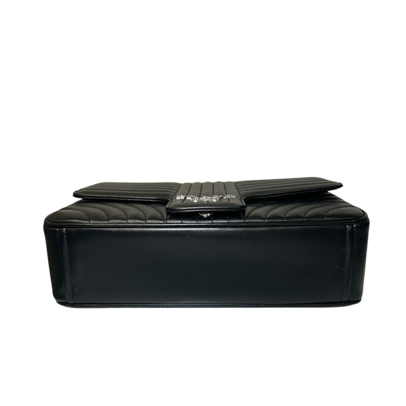 Prada Diagramme Leather Chain Bag<br />
<br />
Factory Code:7/10<br />
<br />
Dimensions:10 L x 7 H inches<br />
<br />
In excellent condition. Like new<br />
<br />
Does not come with the original dust bag or box.