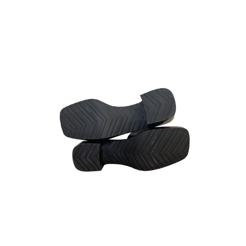 Gucci Black Rubber Platform Slides<br />
<br />
Size 37<br />
<br />
Style Code:624730<br />
<br />
In very good condition. Some scratches on the rubber.<br />
<br />
Does not come with the original dust bag or box.
